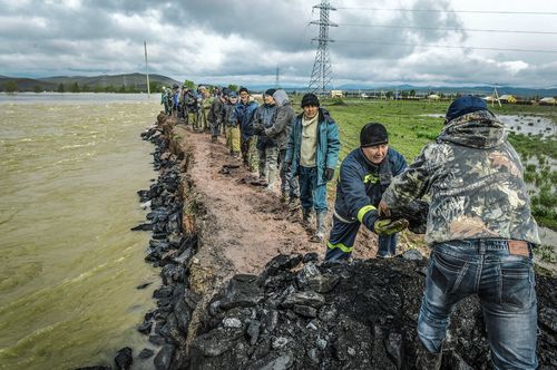 Спасение Аскиза от наводнения в мае 2014. Фото Бориса Долинина
